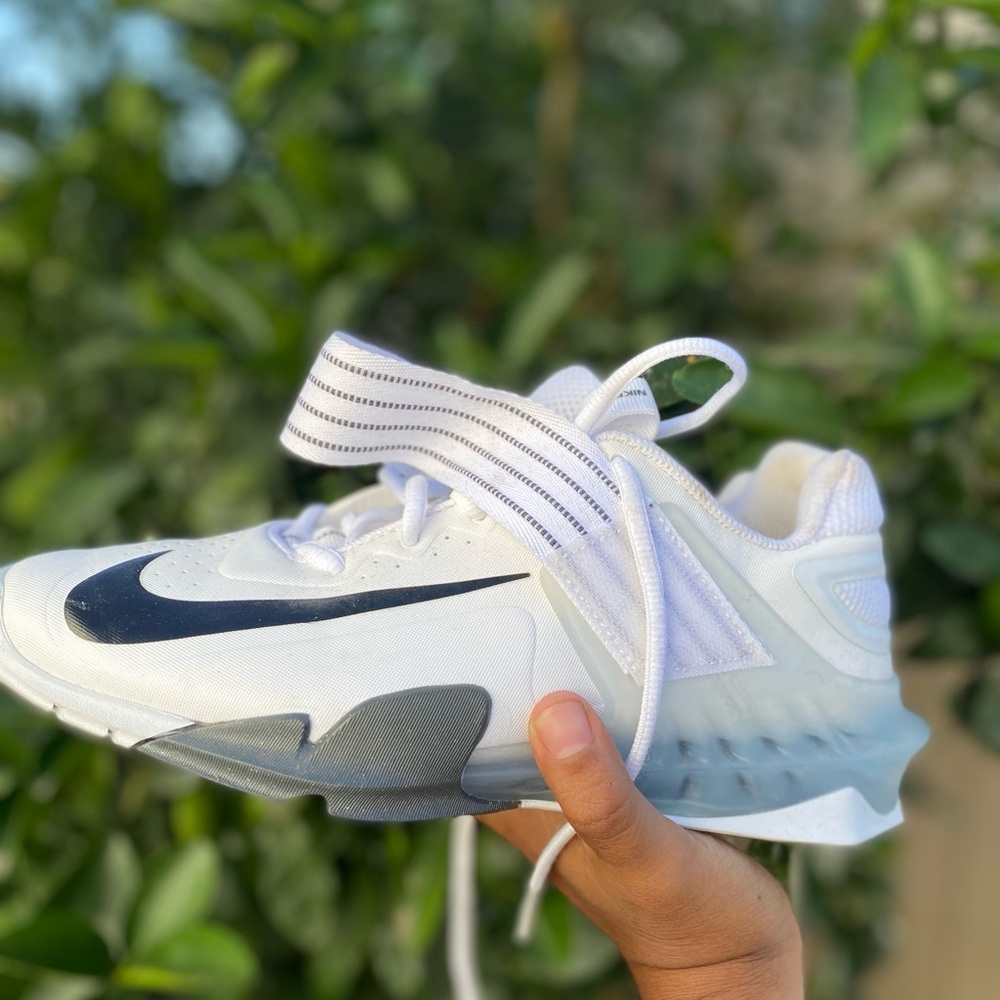 Weightlifting shoes